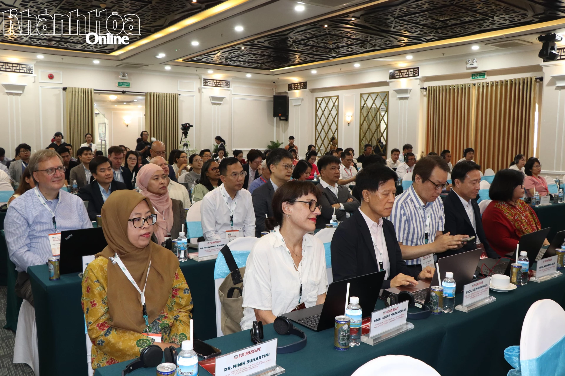 Các nhà khoa học, chuyên gia quốc tế và trong nước tham dự hội thảo.