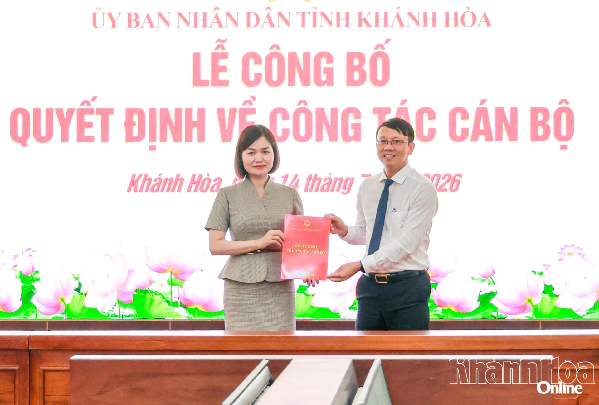 Đồng chí Nguyễn Thanh Hà trao quyết định điều động và bổ nhiệm của Chủ tịch UBND tỉnh cho đồng chí Hoàng Thị Mỹ Hạnh.