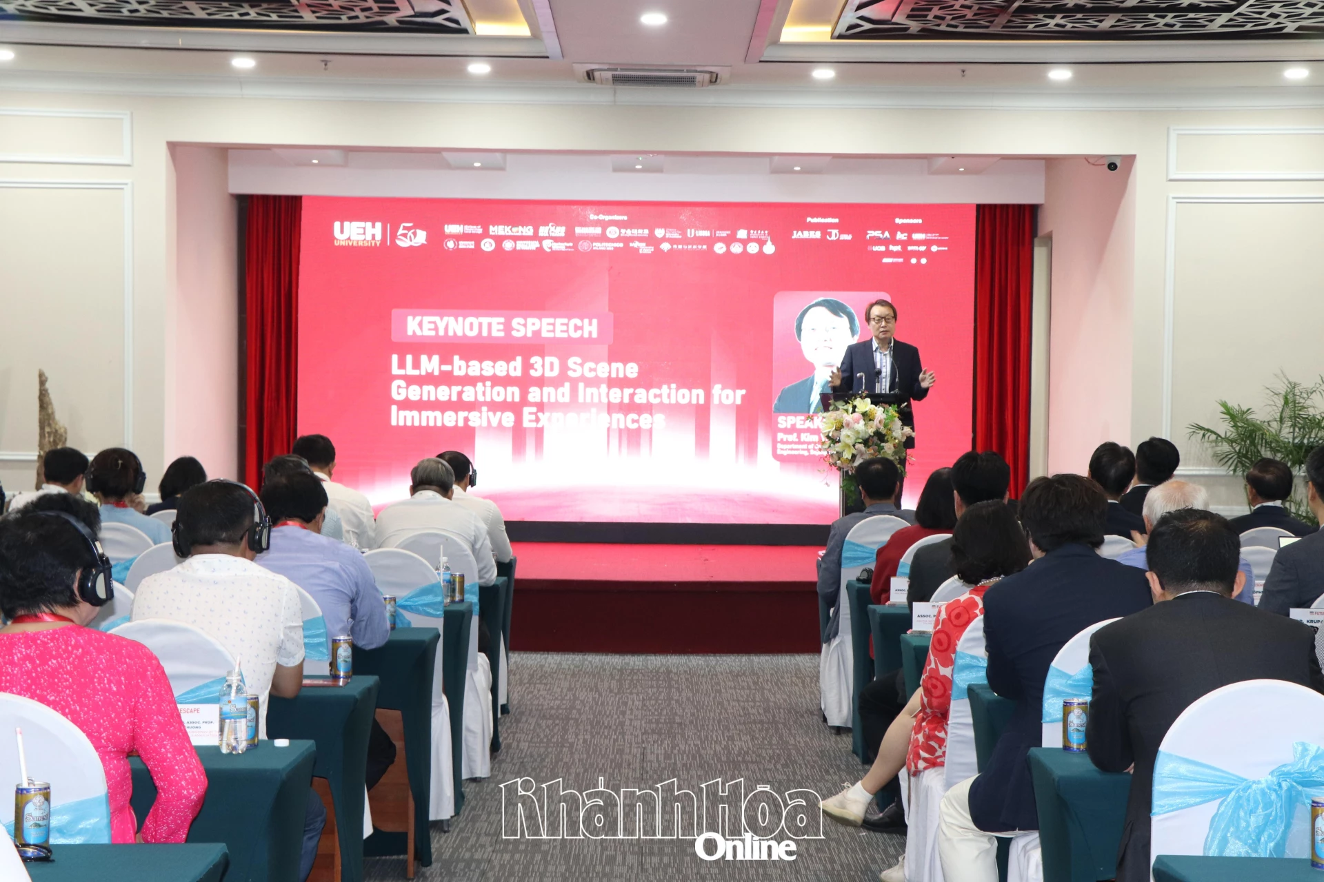 Một chuyên gia quốc tế báo cáo tại hội thảo.