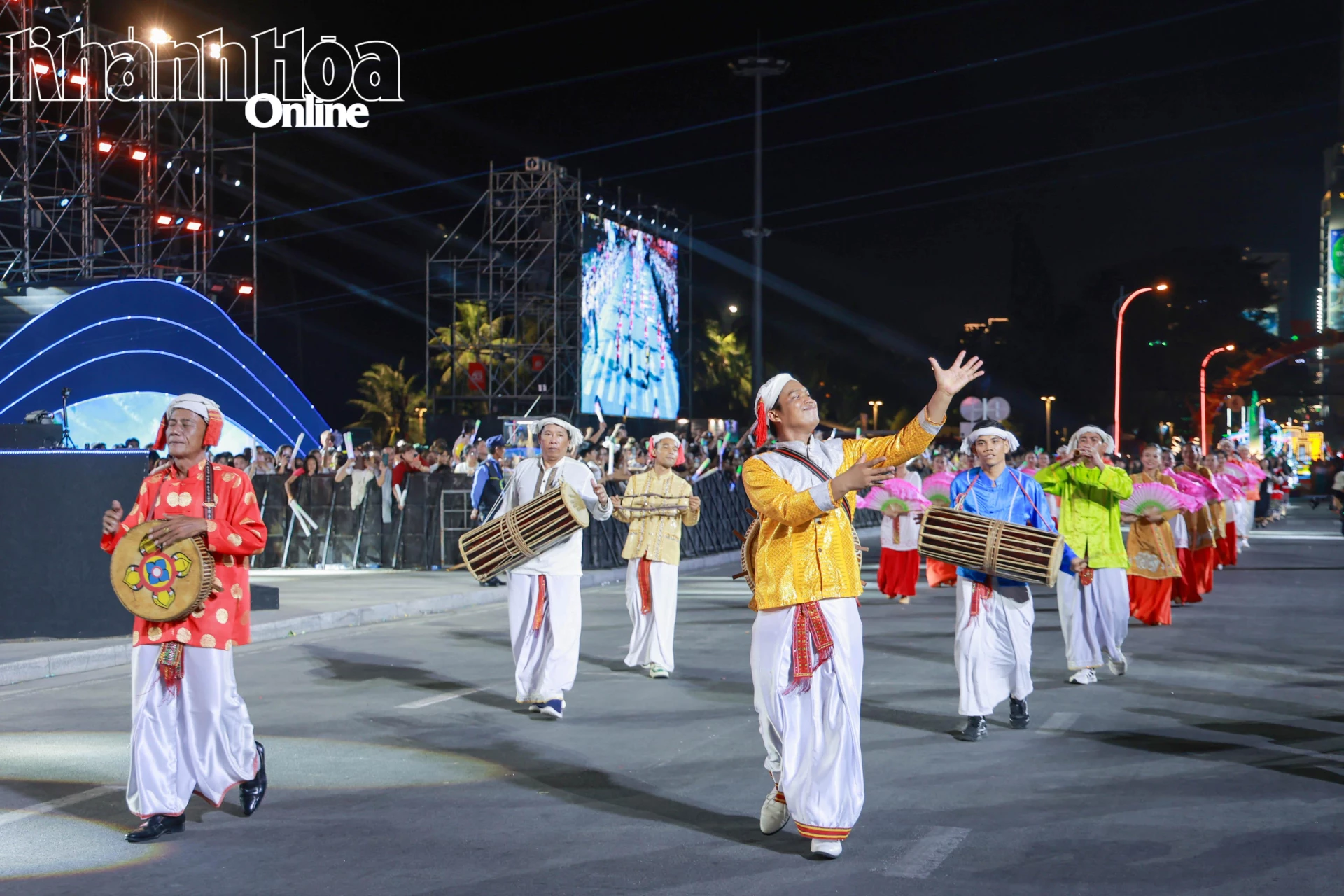 Đoàn nghệ nhân, diễn viên trong trang phục dân tộc Chăm tham gia vũ hội đường phố.