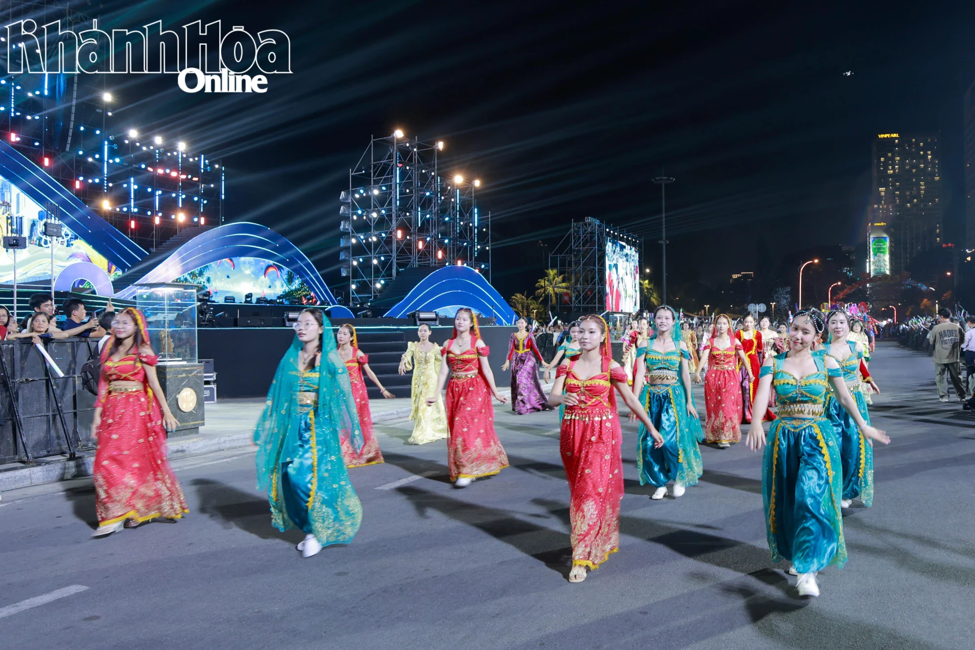 Sắc màu văn hóa quốc tế trong đêm Carnival.
