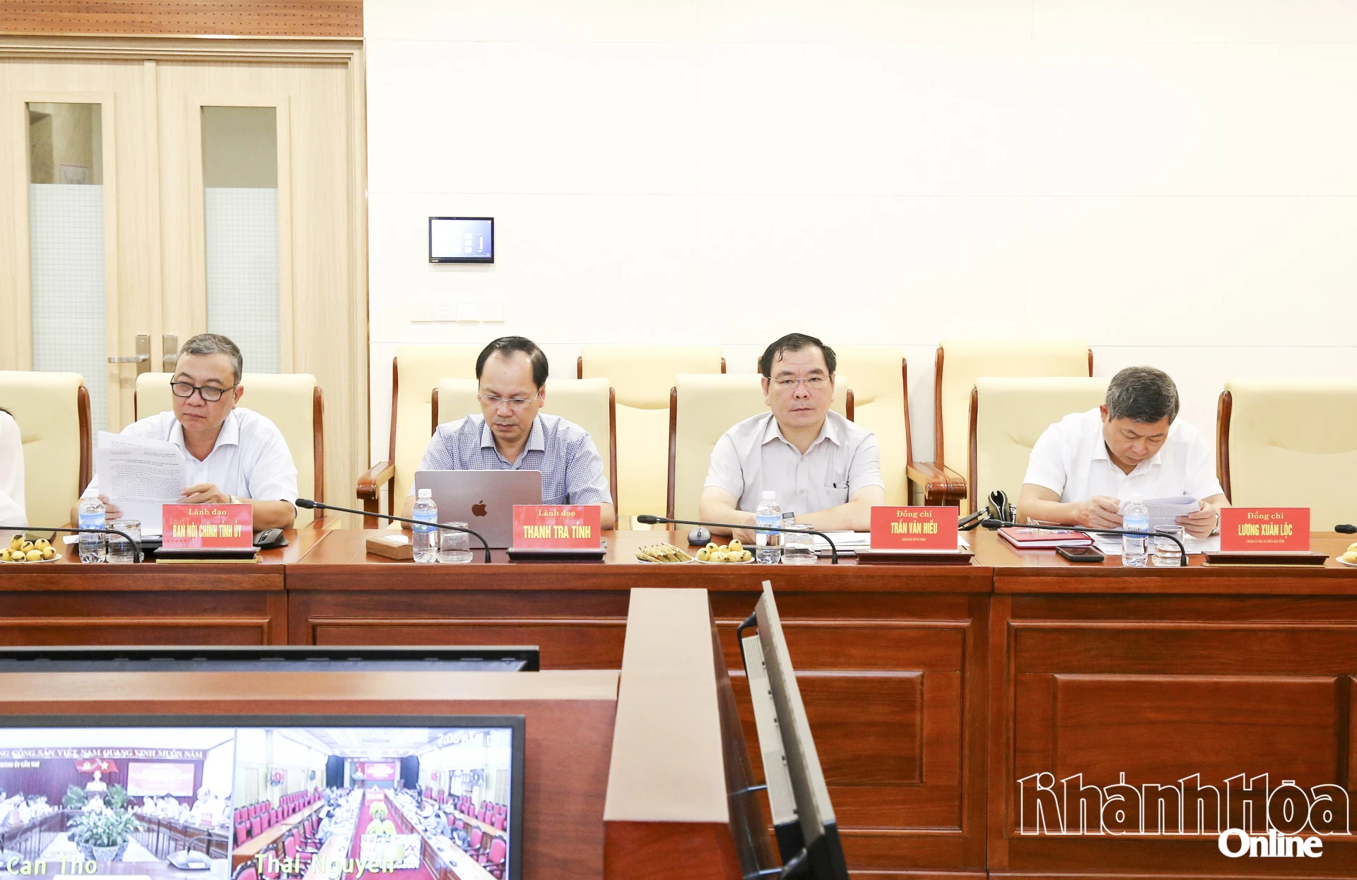 Các đại biểu tham dự hội nghị tại điểm cầu Tỉnh ủy Khánh Hòa.