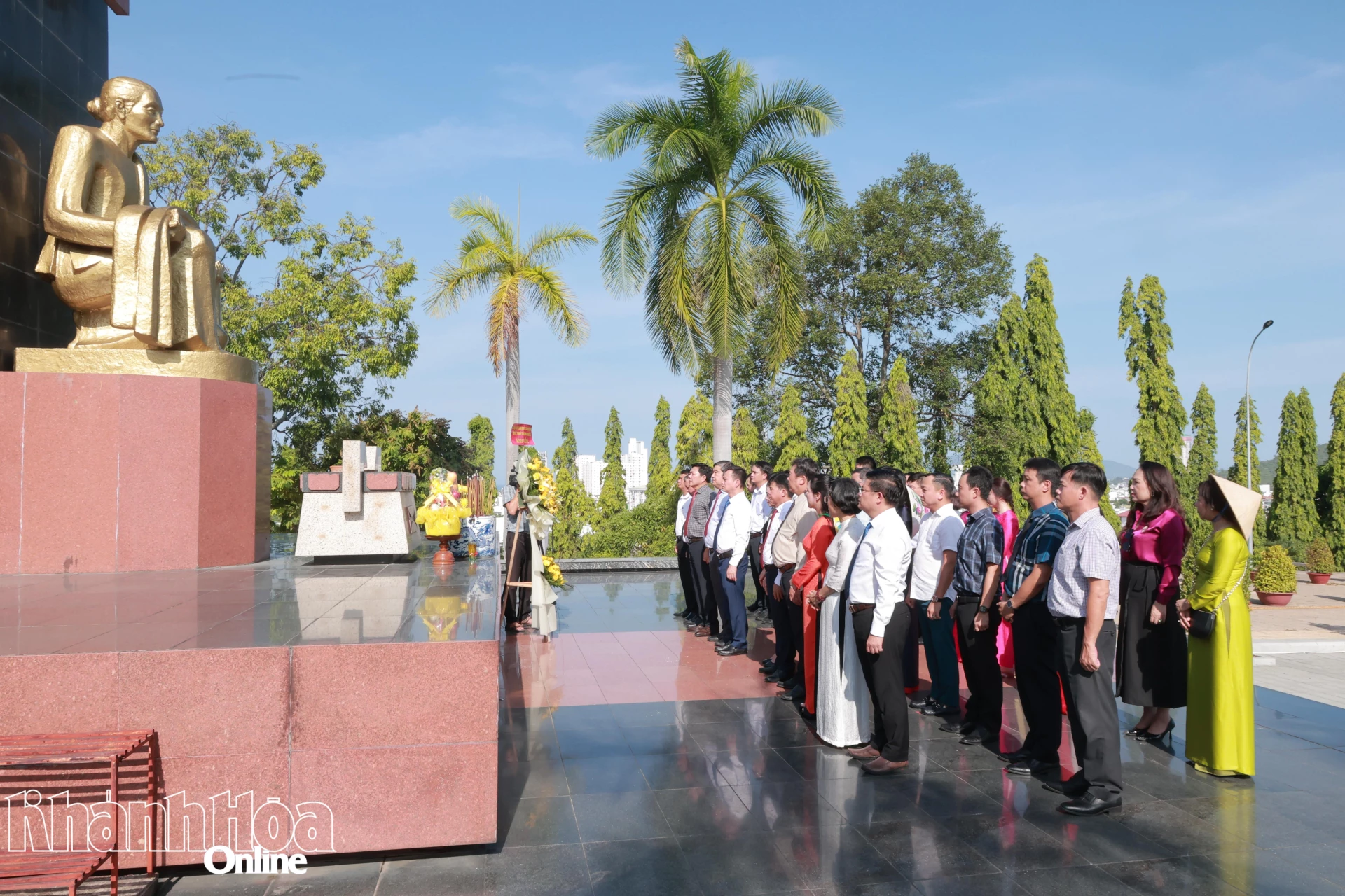 Đoàn Ban Nội chính Trung ương dâng hương tưởng niệm các anh hùng, liệt sĩ tại Nghĩa trang liệt sĩ Hòn Dung