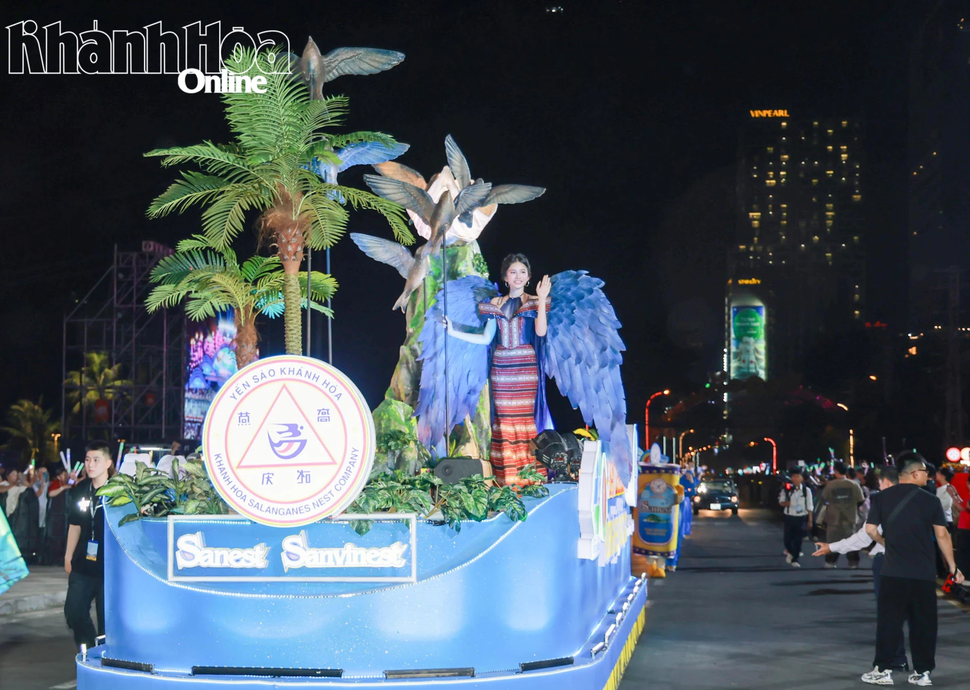 Xe hoa của Công ty TNHH Nhà nước Một thành viên Yến Sào Khánh Hòa trong đêm Carnival.
