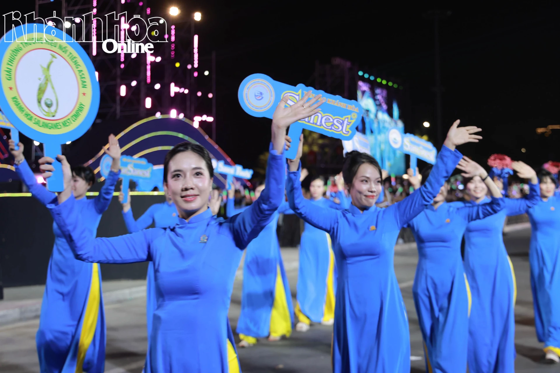 Nhân viên Công ty TNHH Nhà nước Một thành viên Yến Sào Khánh Hòa tham gia diễu hành.