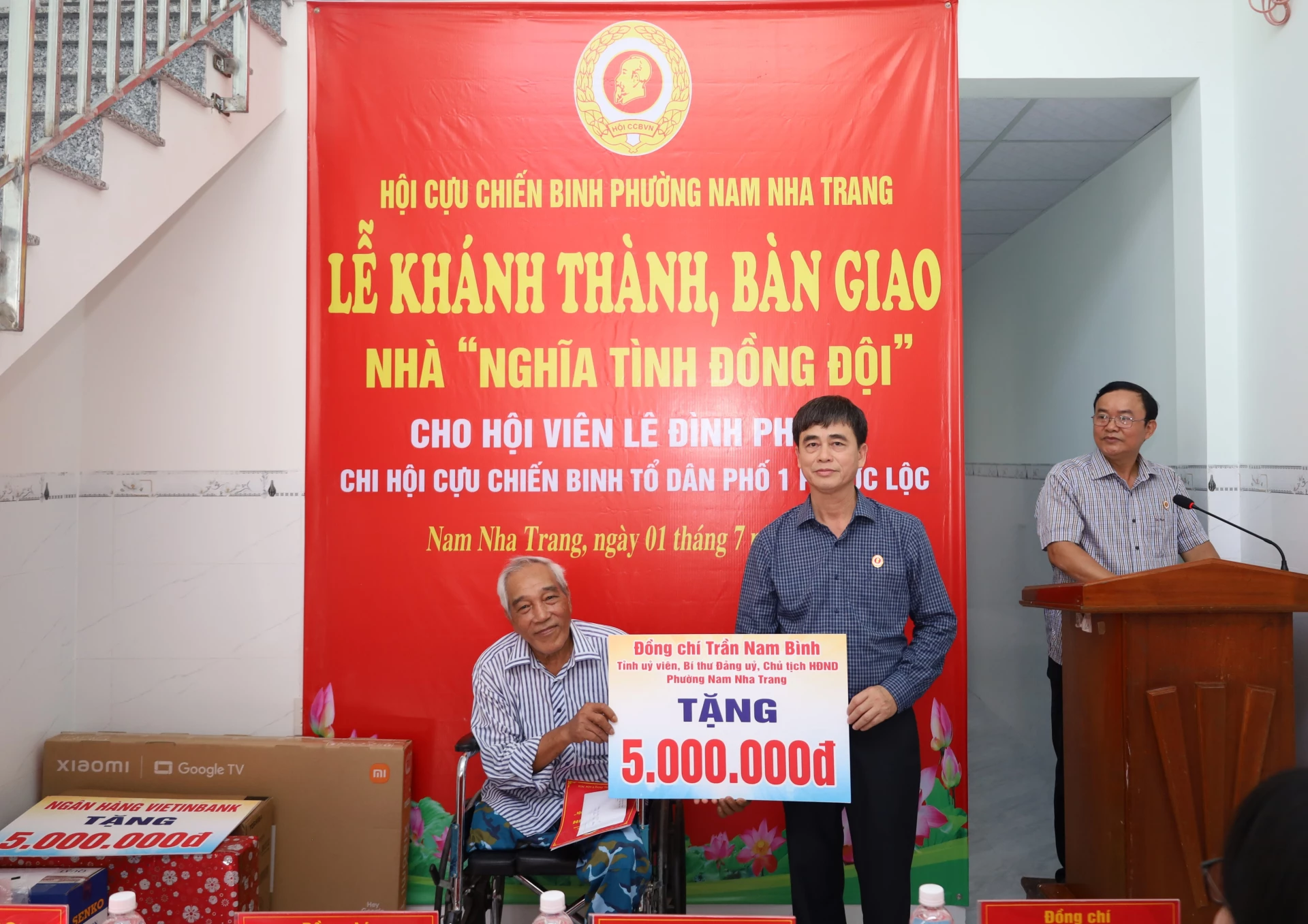 Ông Phạm Hữu Văn trao quà của cá nhân lãnh đạo Đảng ủy phường cho ông Lê Đình Phùng.