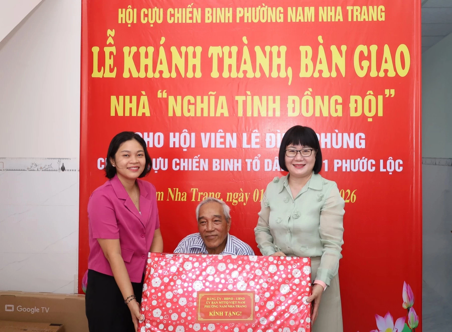 Lãnh đạo phường Nam Nha Trang tặng quà cho gia đình.
