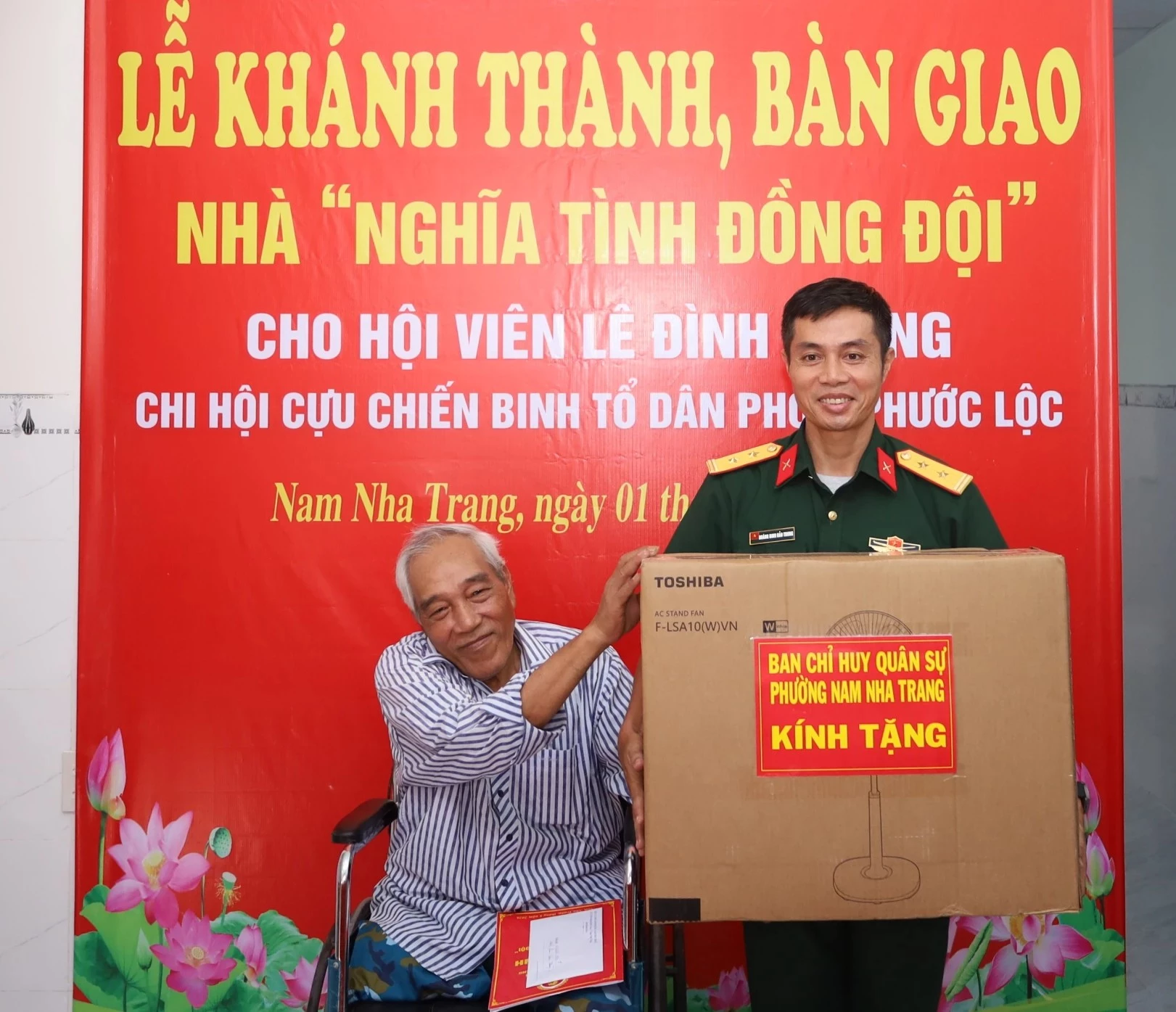 Lãnh đạo Ban Chỉ huy Quân sự phường tặng quà cho gia đình.
