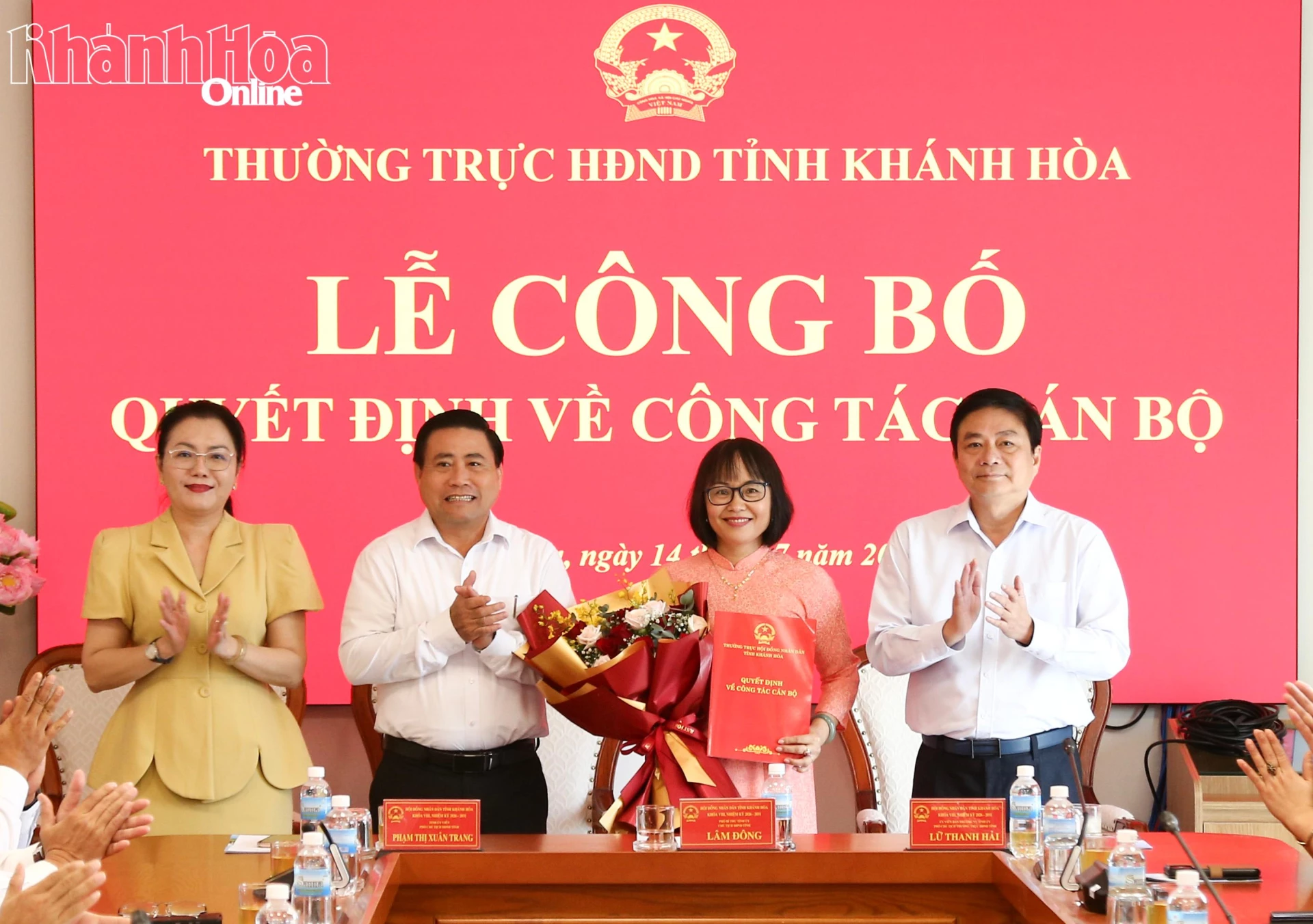 Thường trực HĐND tỉnh tặng hoa chúc mừng bà Nguyễn Thị Sâm