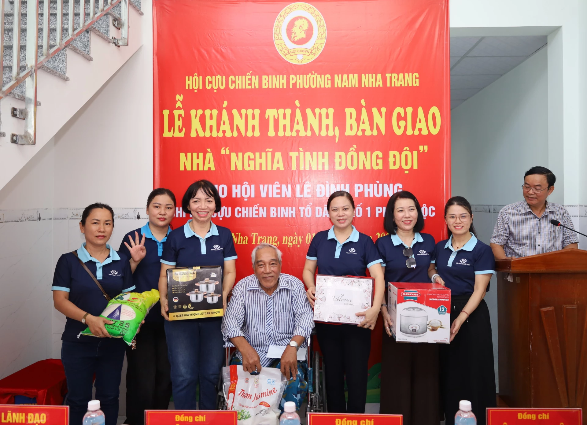 Đại diện doanh nghiệp tặng quà cho gia đình.
