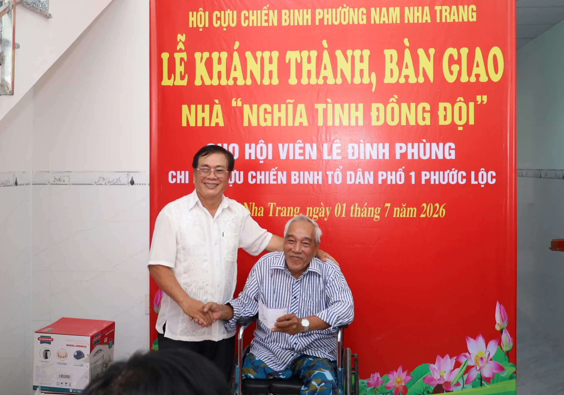 Đại diện tổ dân phố tặng quà cho gia đình.