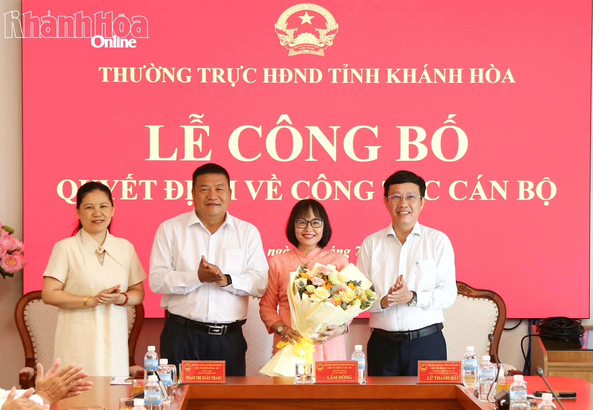 Đồng chí Võ Hoàn Hải và lãnh đạo Ban Tuyên giáo và Dân vận Tỉnh ủy tặng hoa chúc mừng bà Nguyễn Thị Sâm