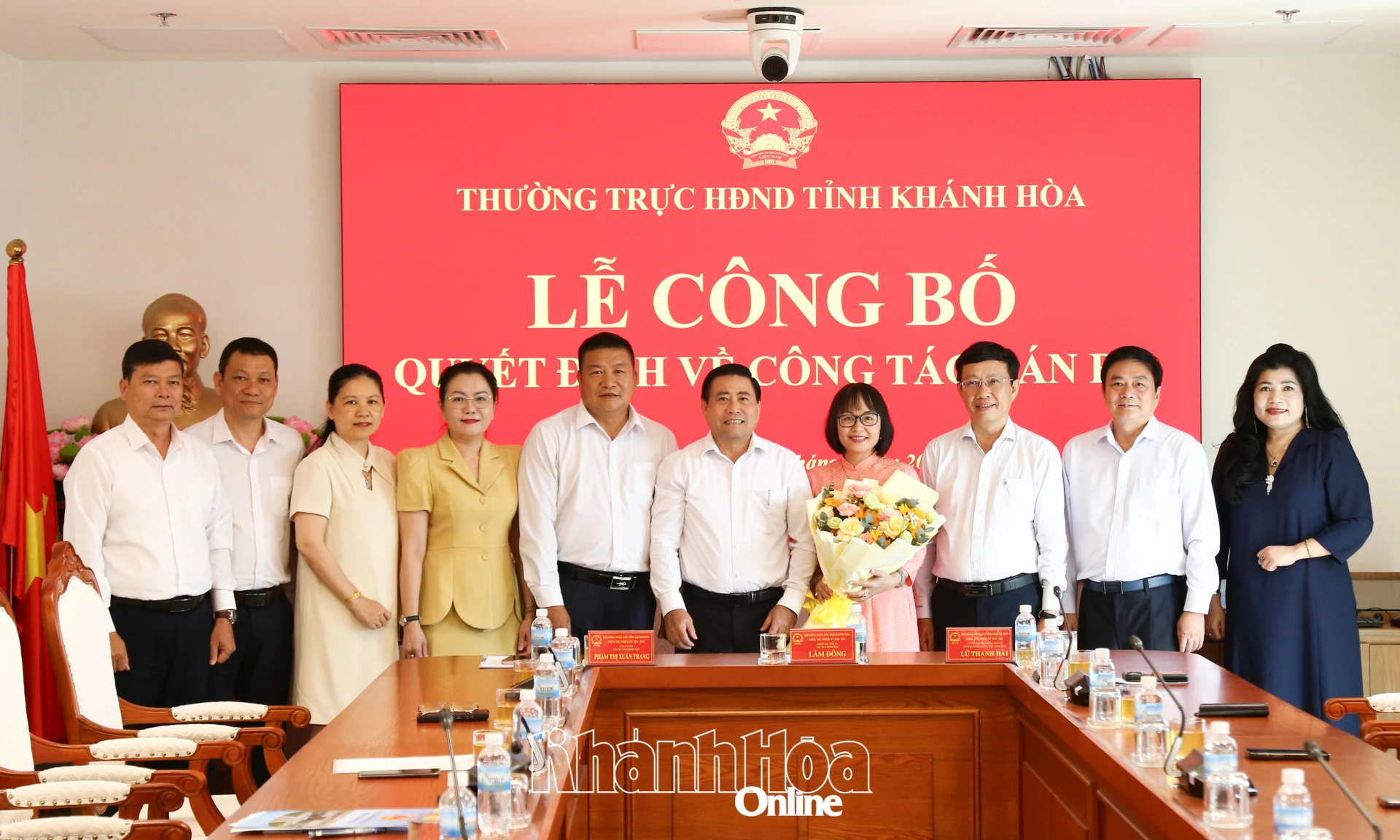 Các đồng chí lãnh đạo chụp hình lưu niệm cùng bà Nguyễn Thị Sâm