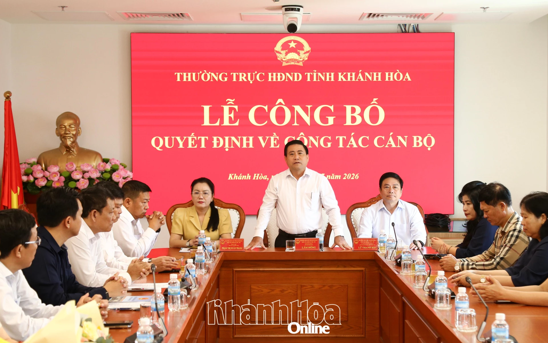 Đồng chí Lâm Đông phát biểu giao nhiệm vụ cho bà Nguyễn Thị Sâm