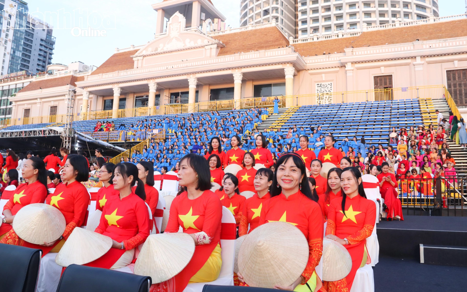 Hội viên phụ nữ trong trang phục áo dài tham gia chương trình.