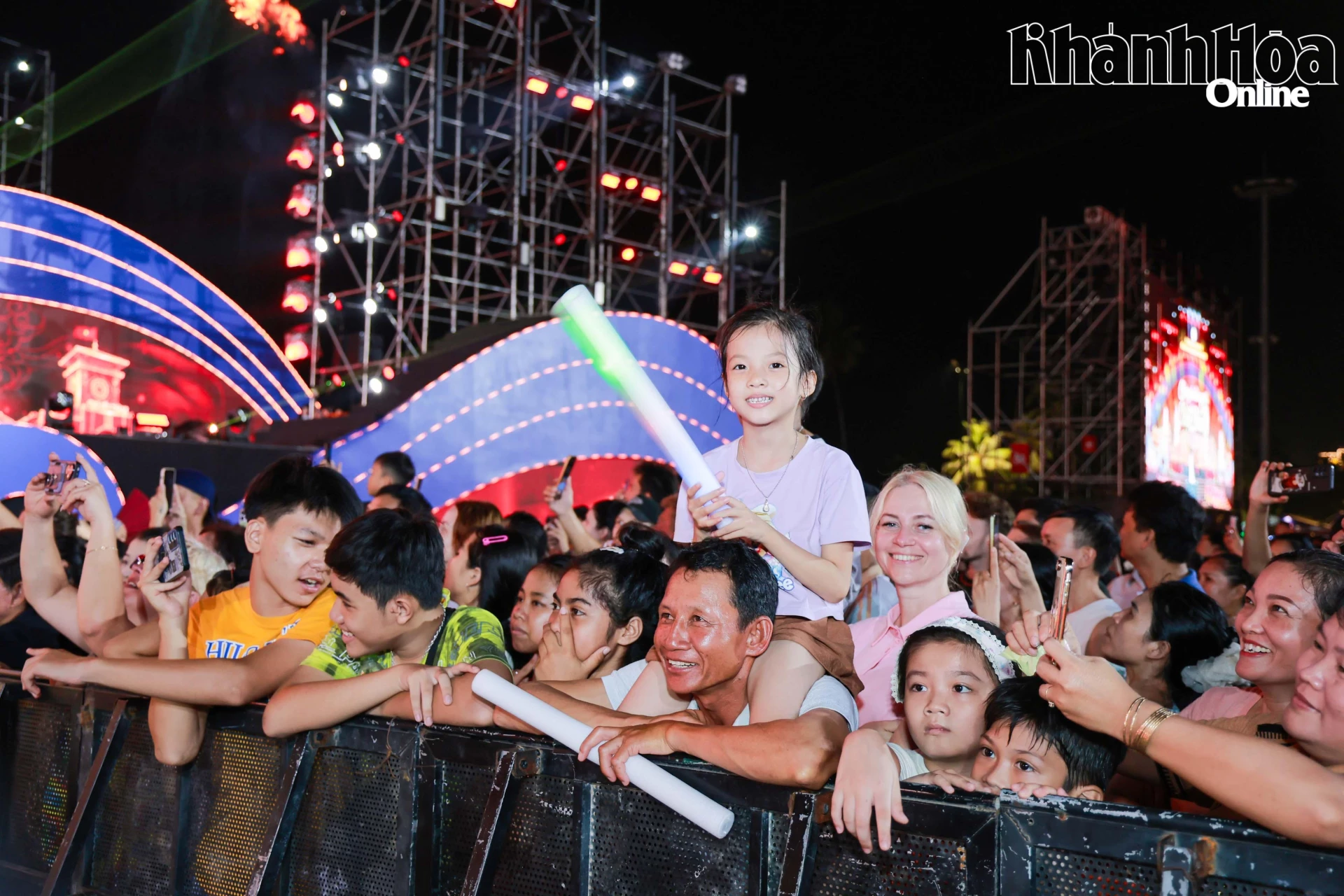 Niềm vui của khán giả khi đến xem chương trình bế mạc Festival Biển