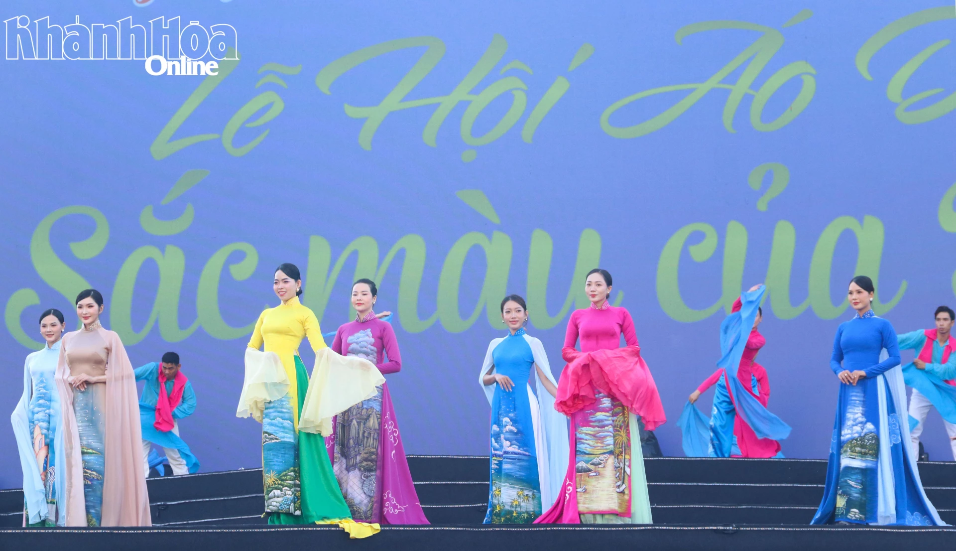 Phần trình diễn bộ sưu tập áo dài Sóng.