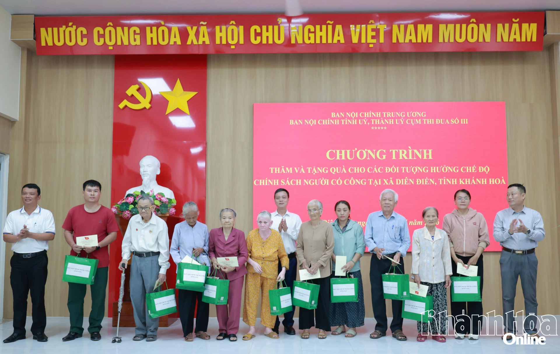 Đoàn công tác Ban Nội chính Trung ương thăm, tặng quà gia đình người có công với cách mạng ở xã Diên Điền
