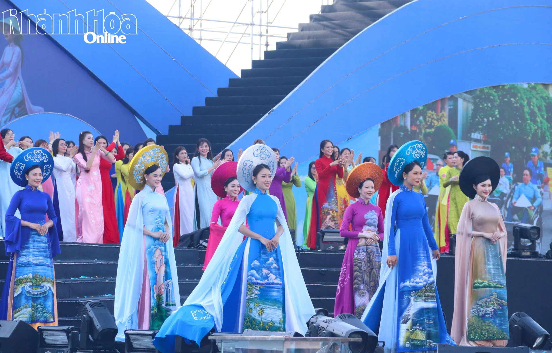 Hơn 2.000 phụ nữ tham gia Lễ hội “Áo dài - Sắc màu của biển”