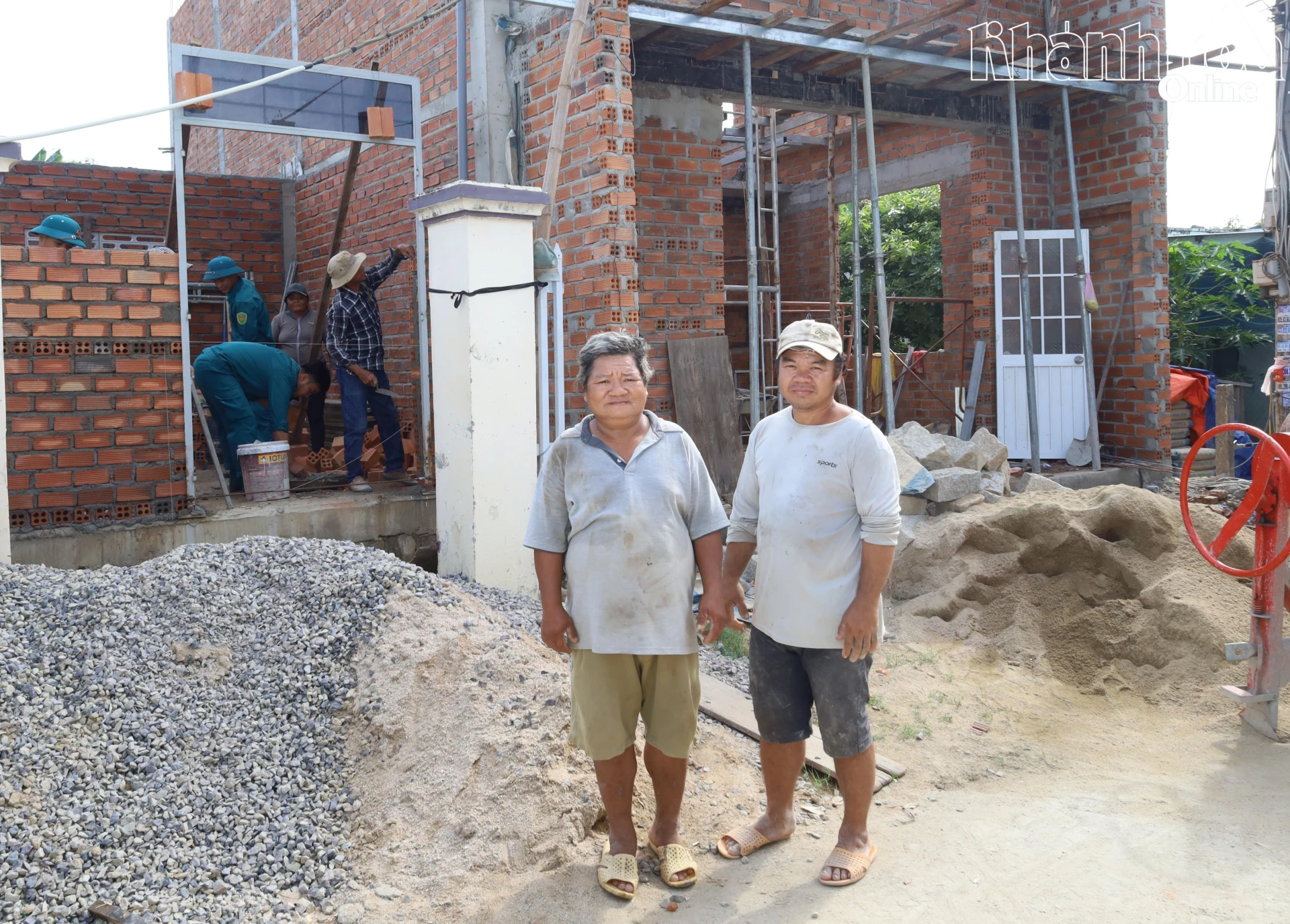 Anh em ông Nguyễn Thanh Bình và Nguyễn Thanh Minh trước 2 căn nhà mới đang dần hoàn thiện.