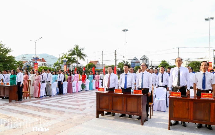 Dâng hoa kỷ niệm 96 năm Ngày truyền thống đấu tranh cách mạng của Đảng bộ và Nhân dân tỉnh Khánh Hòa