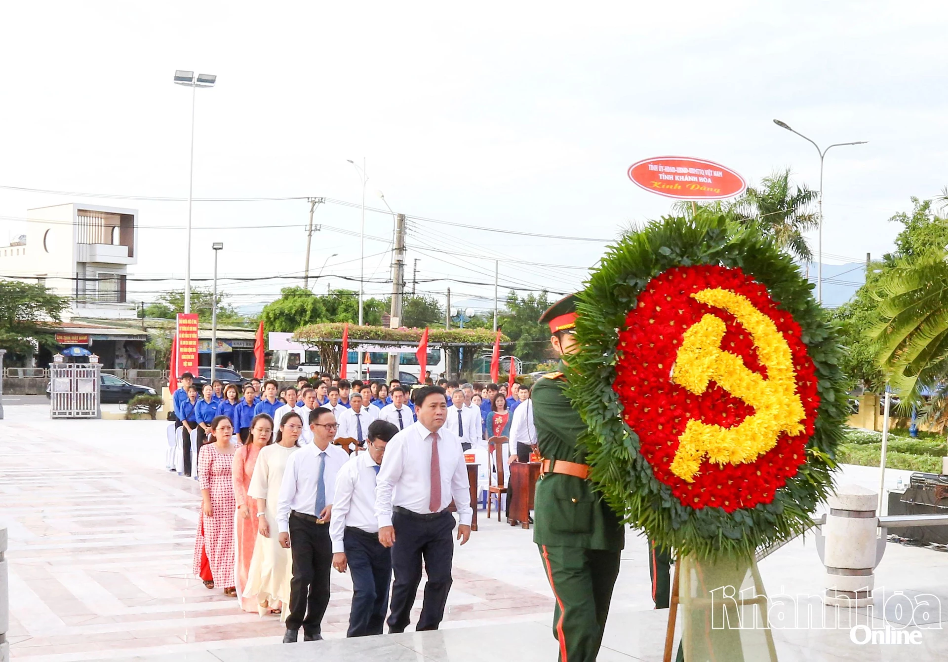 Đồng chí Lâm Đông và các đại biểu dâng hoa