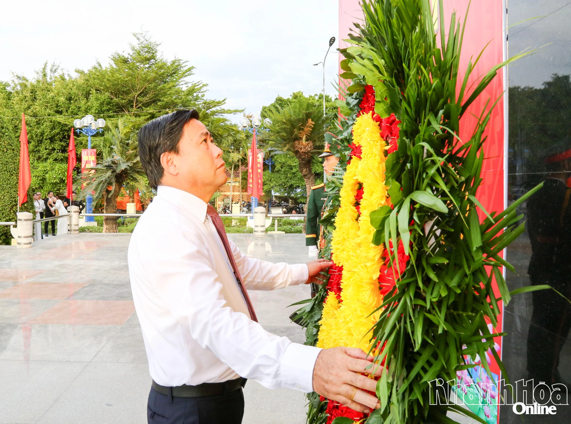 Đồng chí Lâm Đông dâng hoa tại tượng đài 16-7
