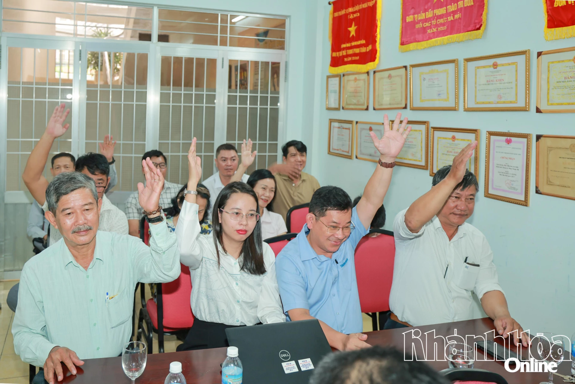 Các hội viên biểu quyết bầu Ban Thư ký Chi hội Nhà báo Văn phòng đại diện, phóng viên thường trú nhiệm kỳ 2026 - 2028.