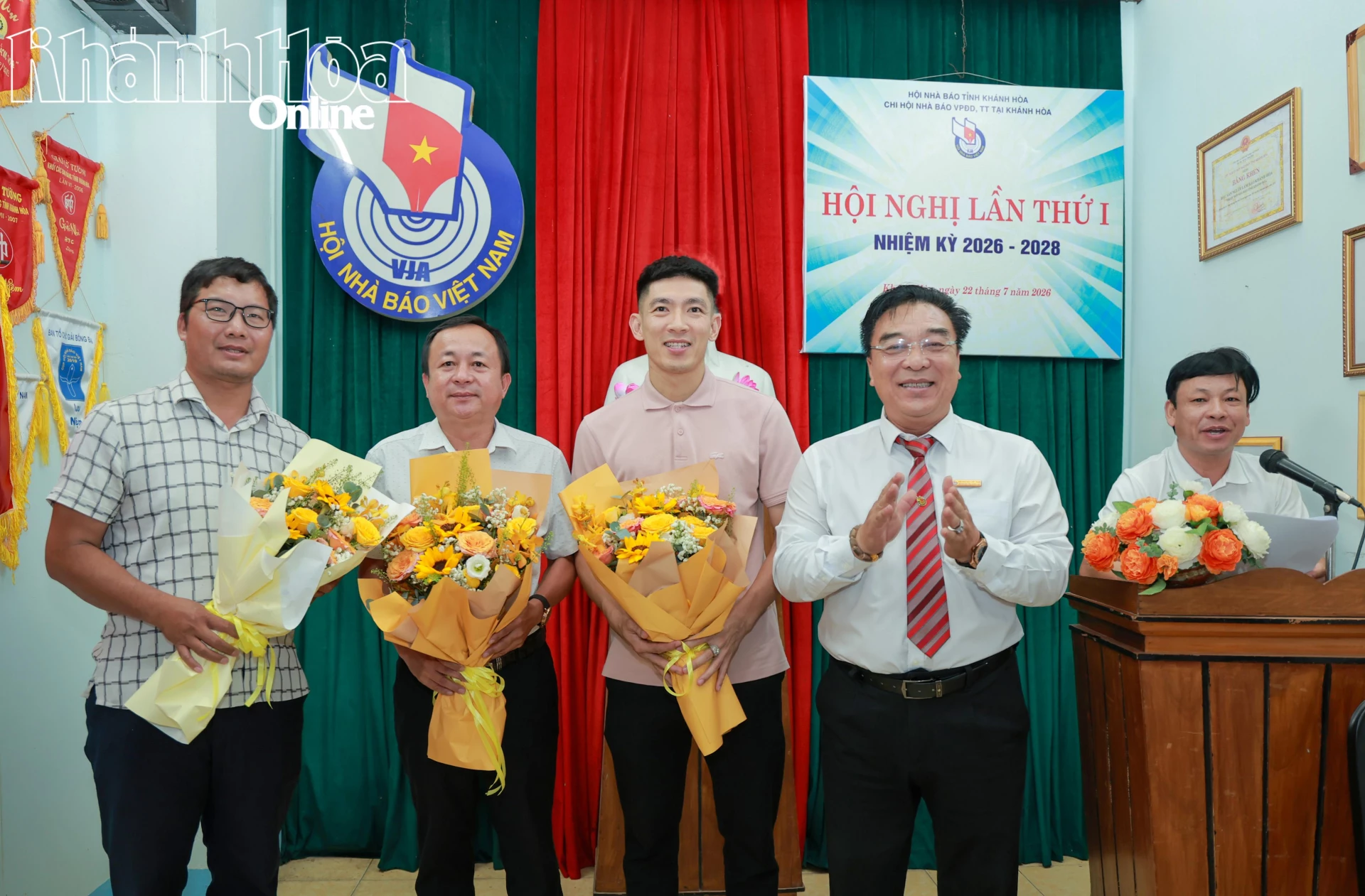 Ban Thư ký Chi hội Nhà báo Văn phòng đại diện, phóng viên thường trú nhiệm kỳ 2026 - 2028 ra mắt hội nghị.
