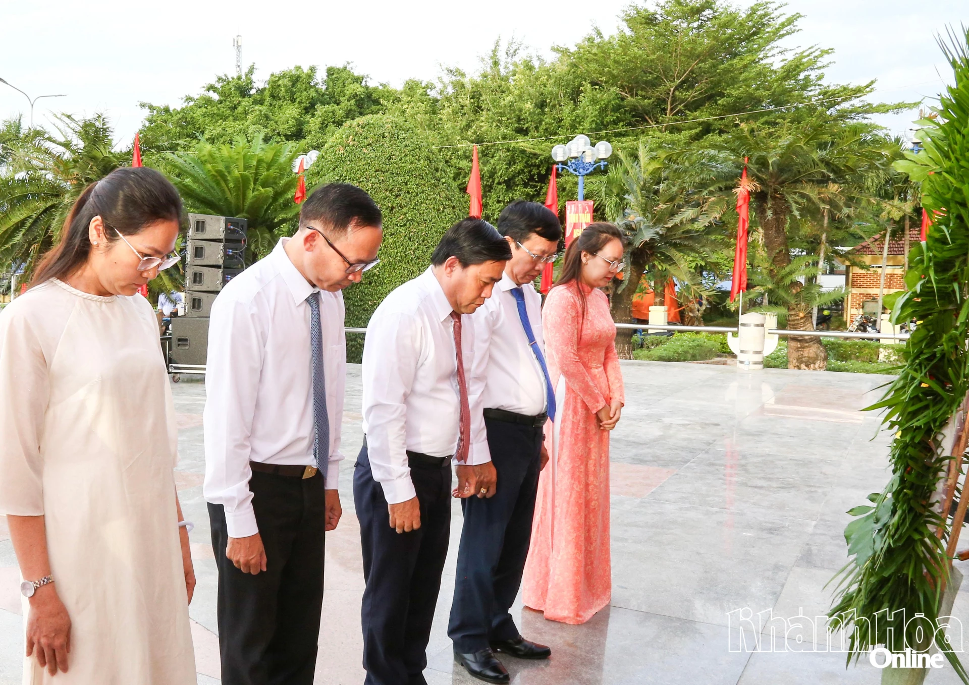 Lãnh đạo tỉnh và các đại biểu tưởng niệm Ngày truyền thống đấu tranh cách mạng của Đảng bộ và Nhân dân tỉnh