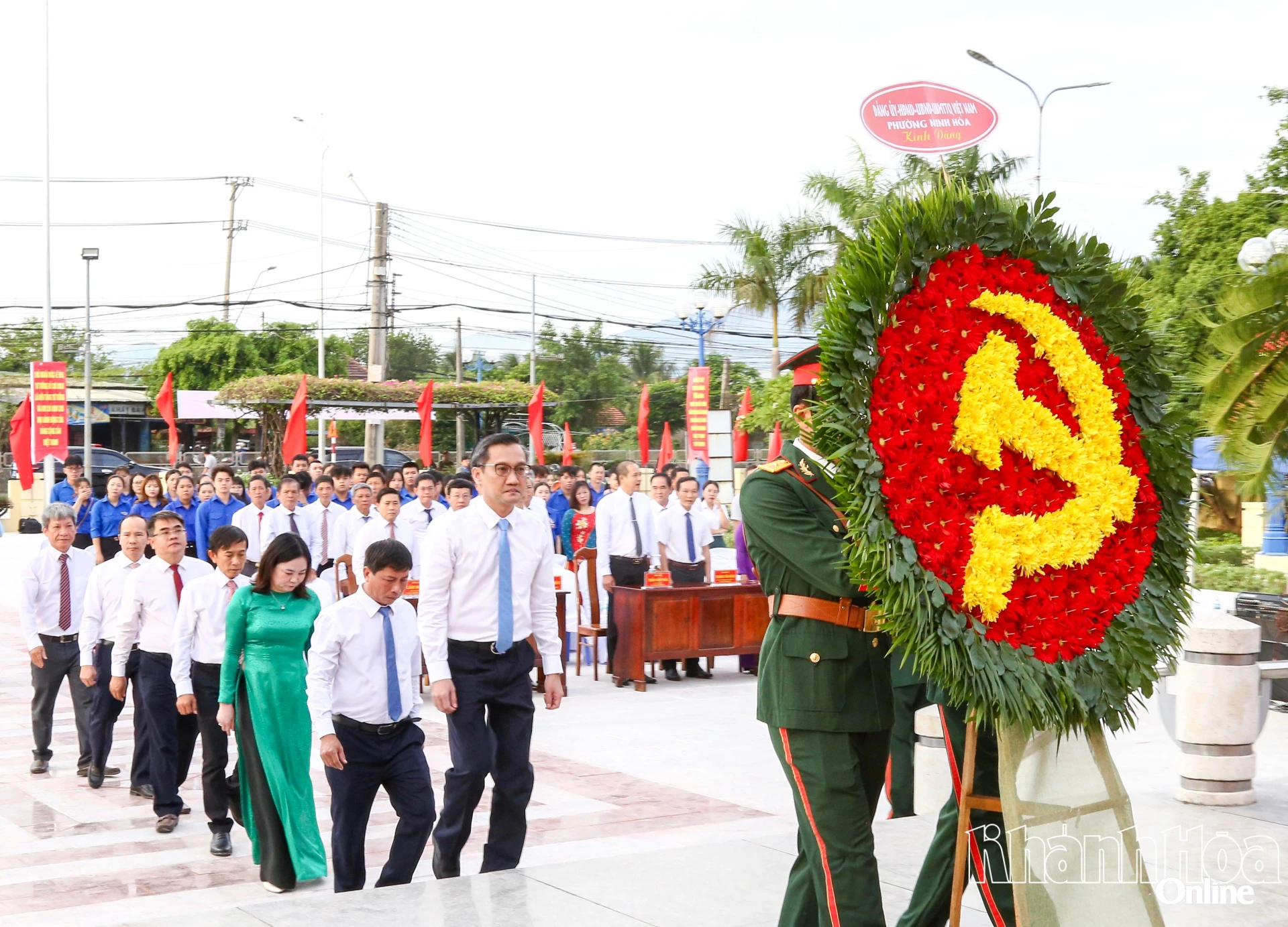 Đoàn Đại biểu lãnh đạo phường Ninh Hòa dâng hoa