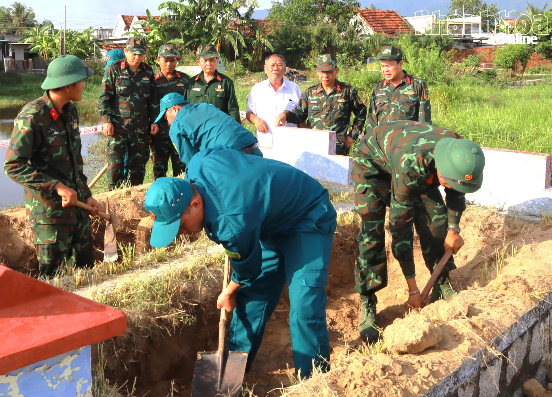 Các lực lượng tiến hành cất bốc hài cốt liệt sĩ.