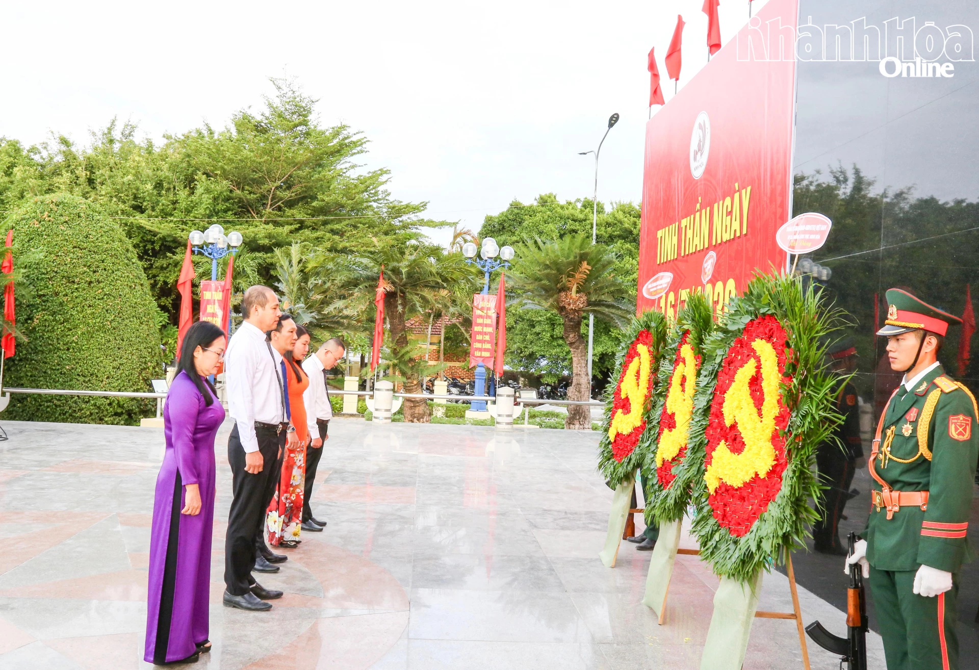 Lãnh đạo 7 xã, phường khu vực Ninh Hòa dâng hoa