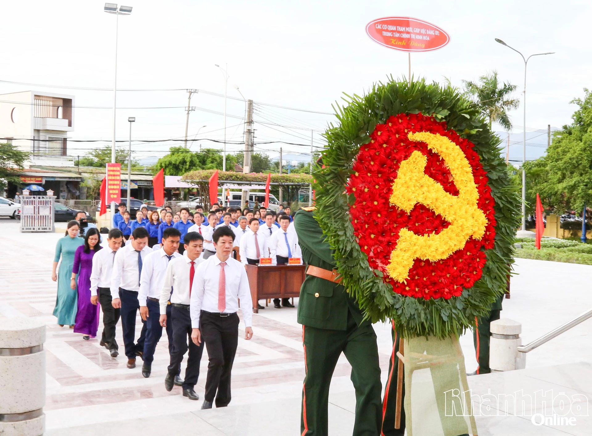 Các cơ quan tham mưu, giúp việc Đảng ủy phường Ninh Hòa dâng hoa