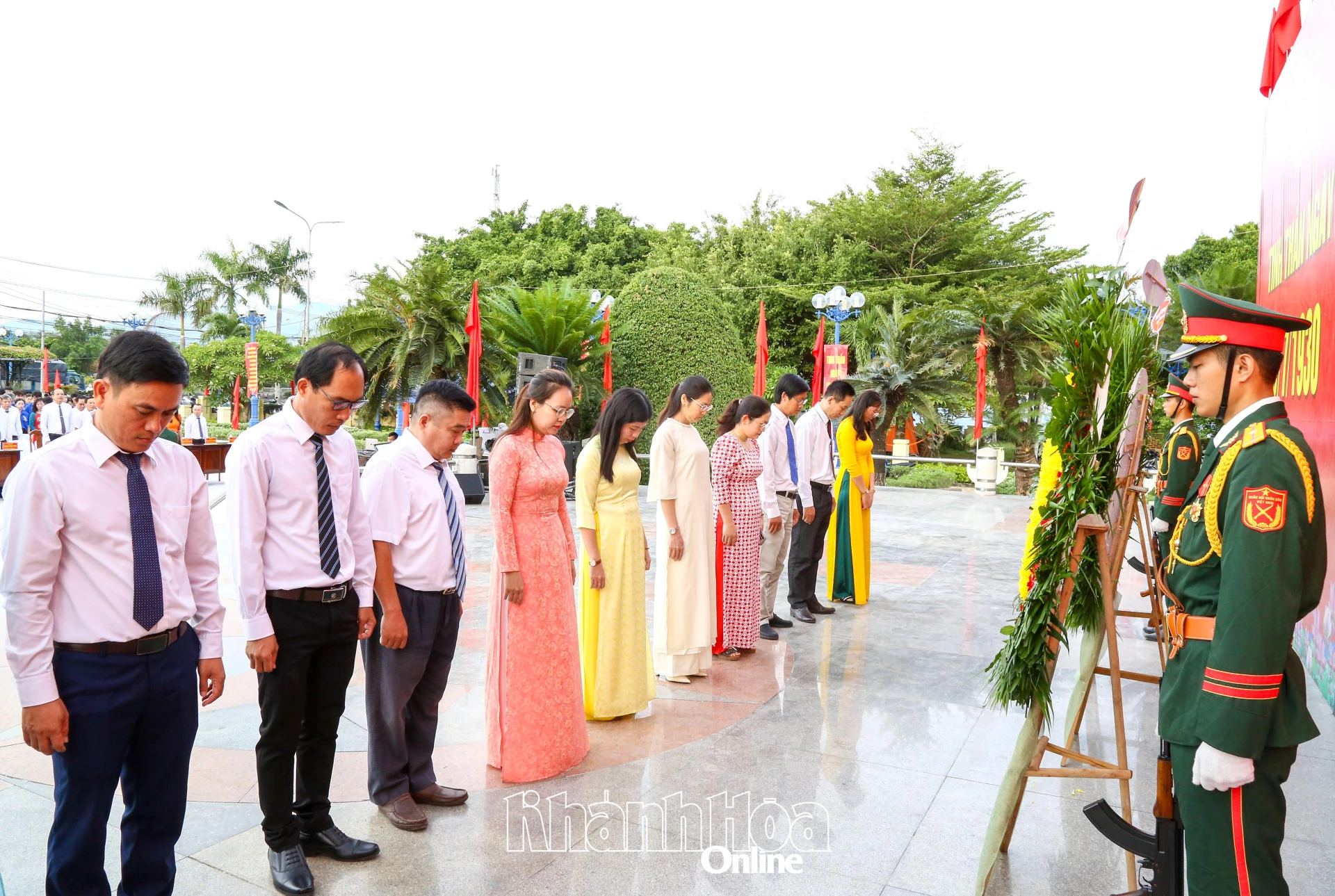Các đại biểu thuộc các phòng, ban chuyên môn của UBND phường Ninh Hòa dâng hoa