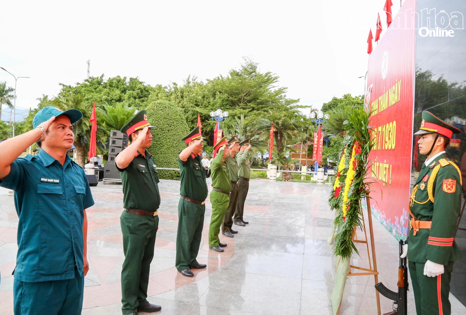 Các lực lượng vũ trang phường Ninh Hòa dâng hoa