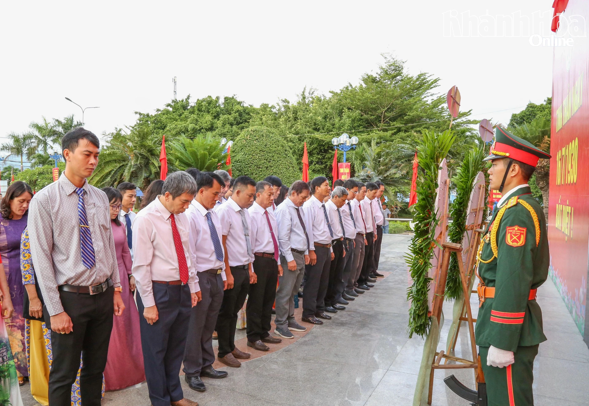 Đại diện các tổ dân phố và đoàn viên thanh niên phường Ninh Hòa dâng hoa