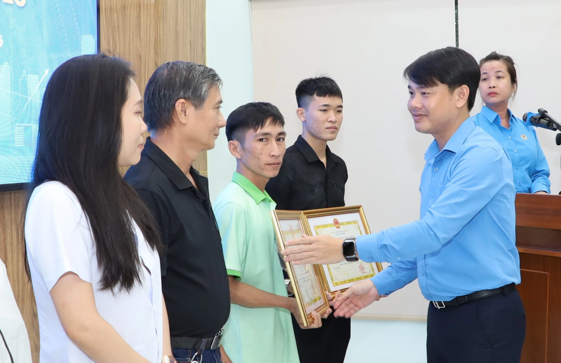 Lãnh đạo Liên đoàn Lao động tỉnh khen thưởng những tập thể, cá nhân có nhiều thành tích xuất sắc trong hoạt động công đoàn.
