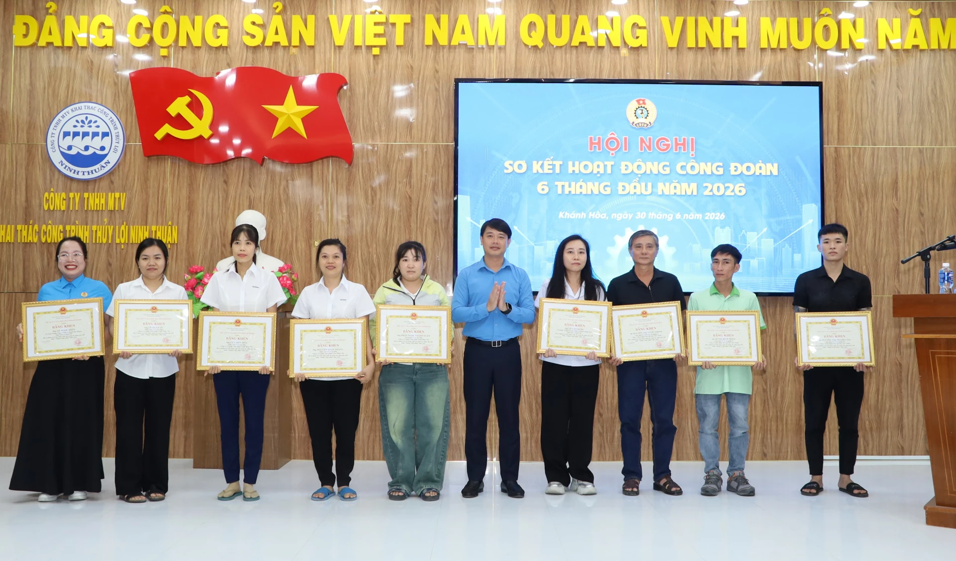 Lãnh đạo Liên đoàn Lao động tỉnh trao bằng khen cho những cá nhân có thành tích xuất sắc.