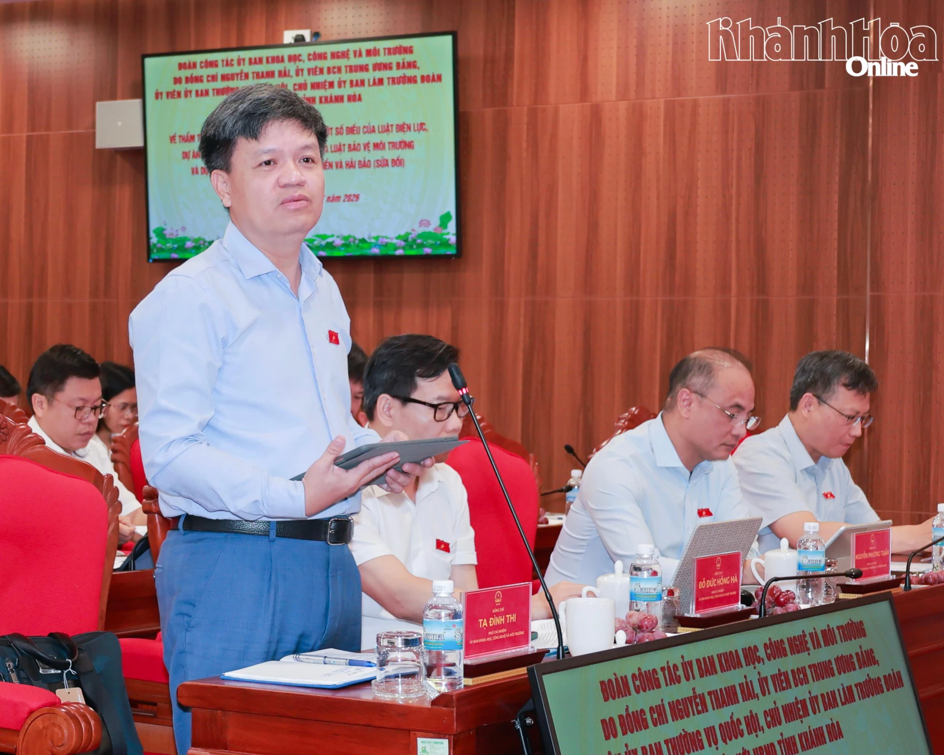 Thành viên Đoàn công tác của Ủy ban Khoa học, Công nghệ và Môi trường của Quốc hội phát biểu tại buổi làm việc.