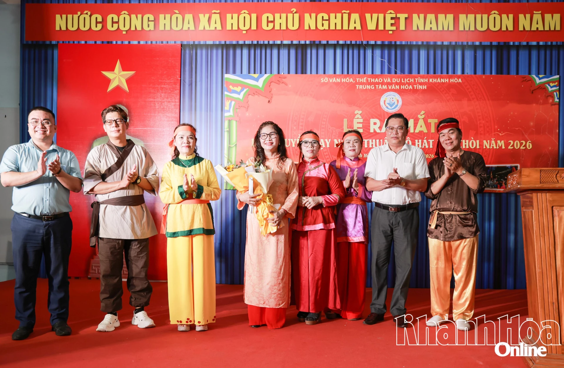 Lãnh đạo Trung tâm Văn hóa tỉnh tặng hoa các thành viên Câu lạc bộ Dân ca kịch bài chòi khu 5.