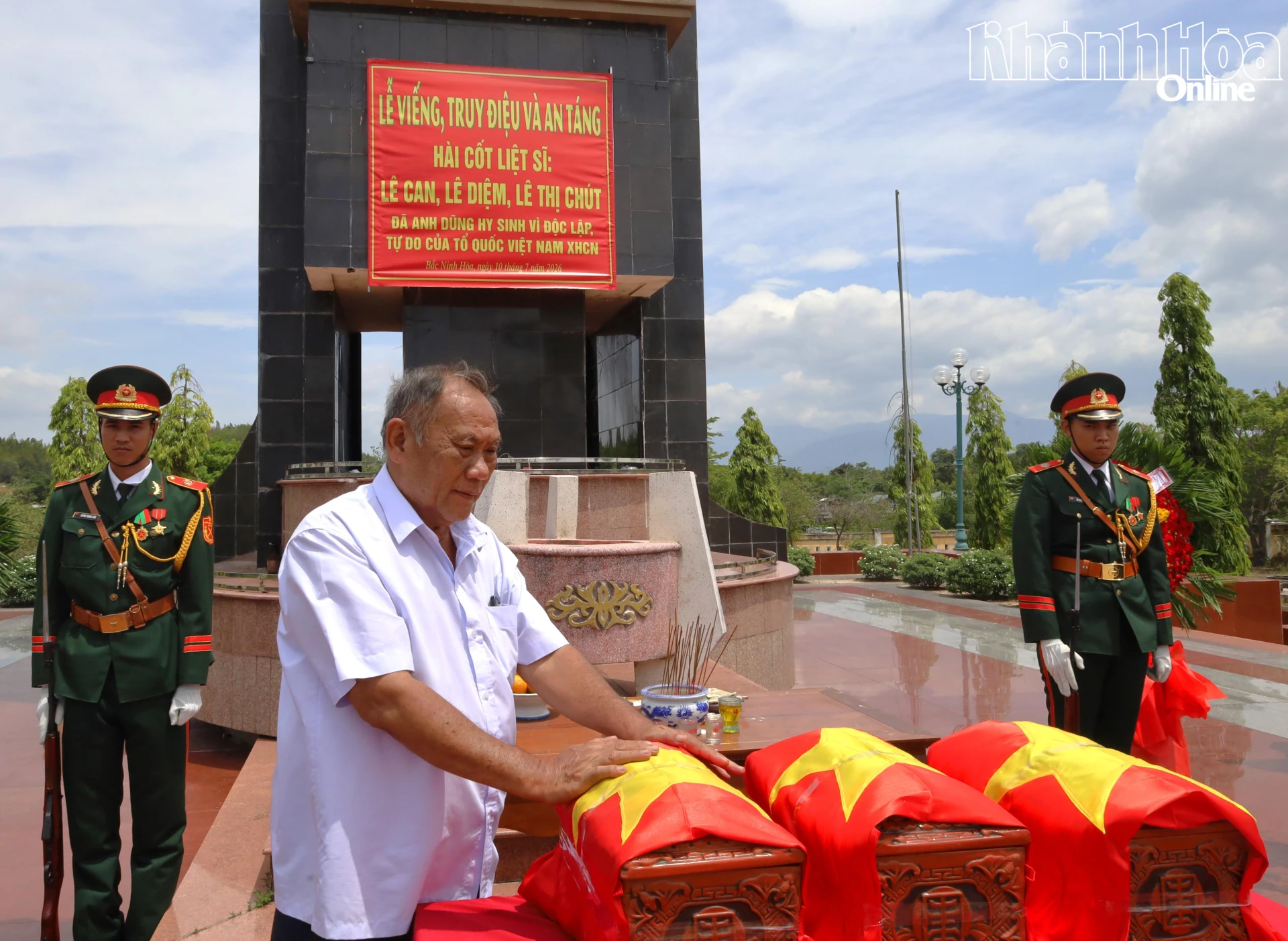 Ông Phan Quang Quý (cháu của liệt sĩ Lê Can) xúc động tưởng nhớ anh linh các anh hùng liệt sĩ.