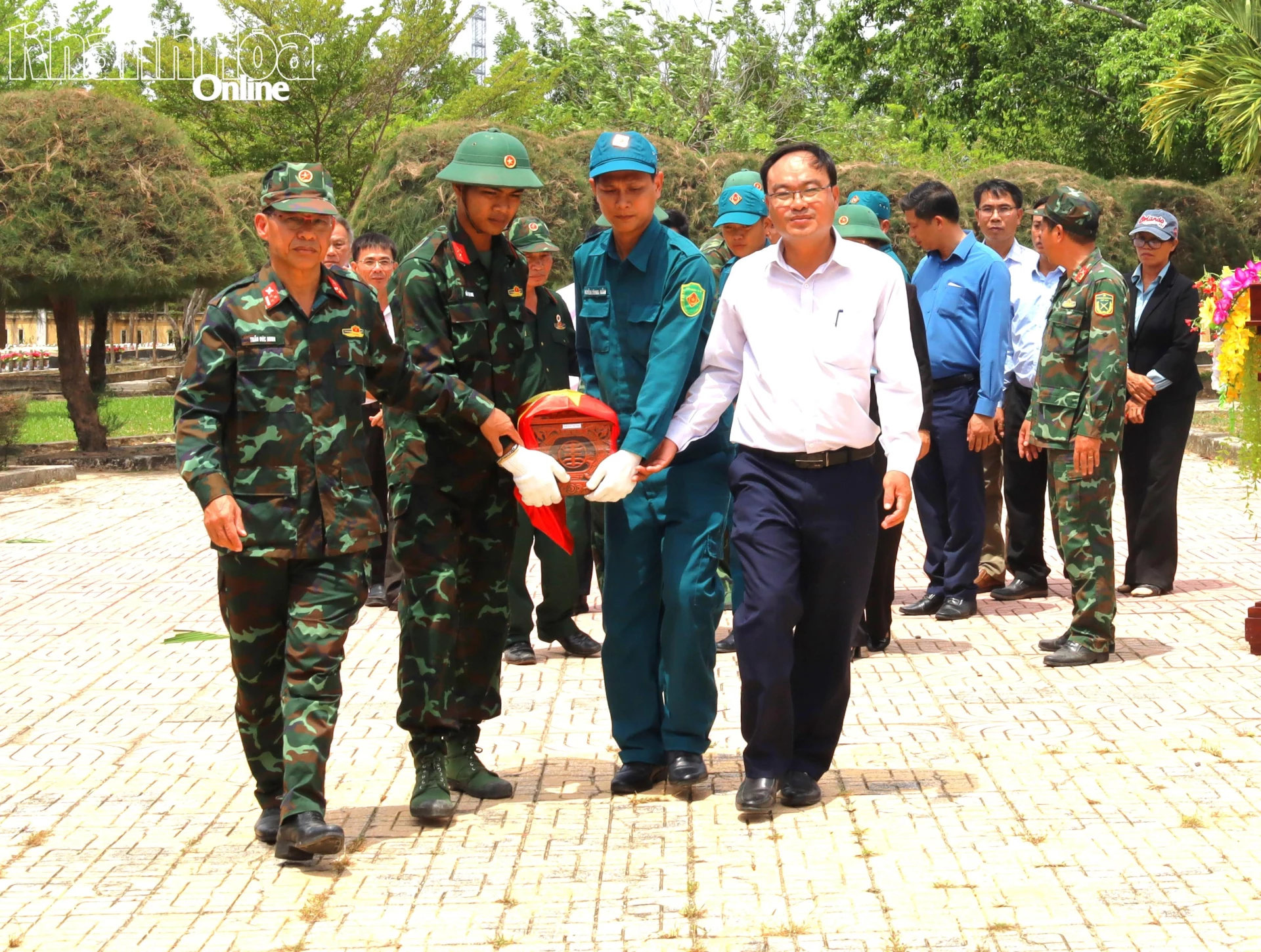 Các đại biểu tiến hành an táng các hài cốt liệt sĩ tại Nghĩa trang liệt sĩ Ninh Hòa - Vạn Ninh.