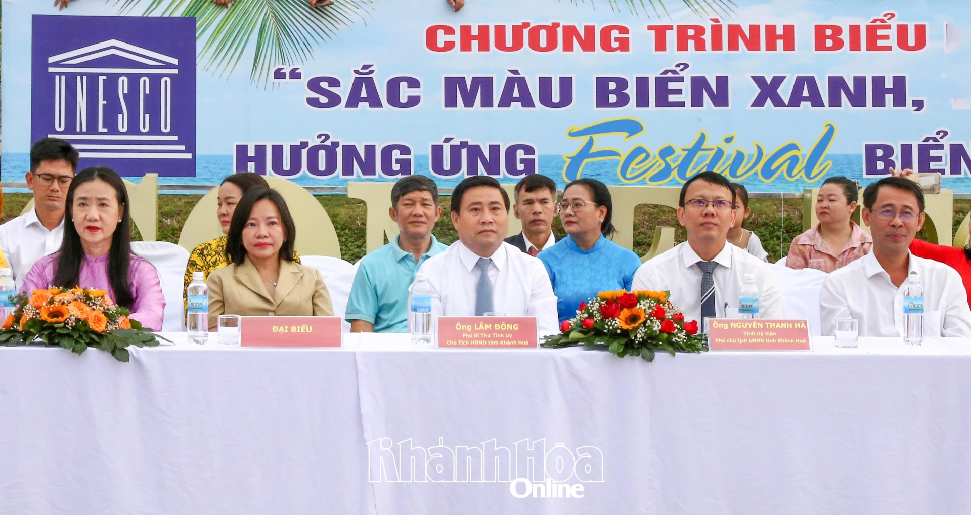 Đồng chí Lâm Đông, đồng chí Nguyễn Thanh Hà và các đại biểu tham dự chương trình