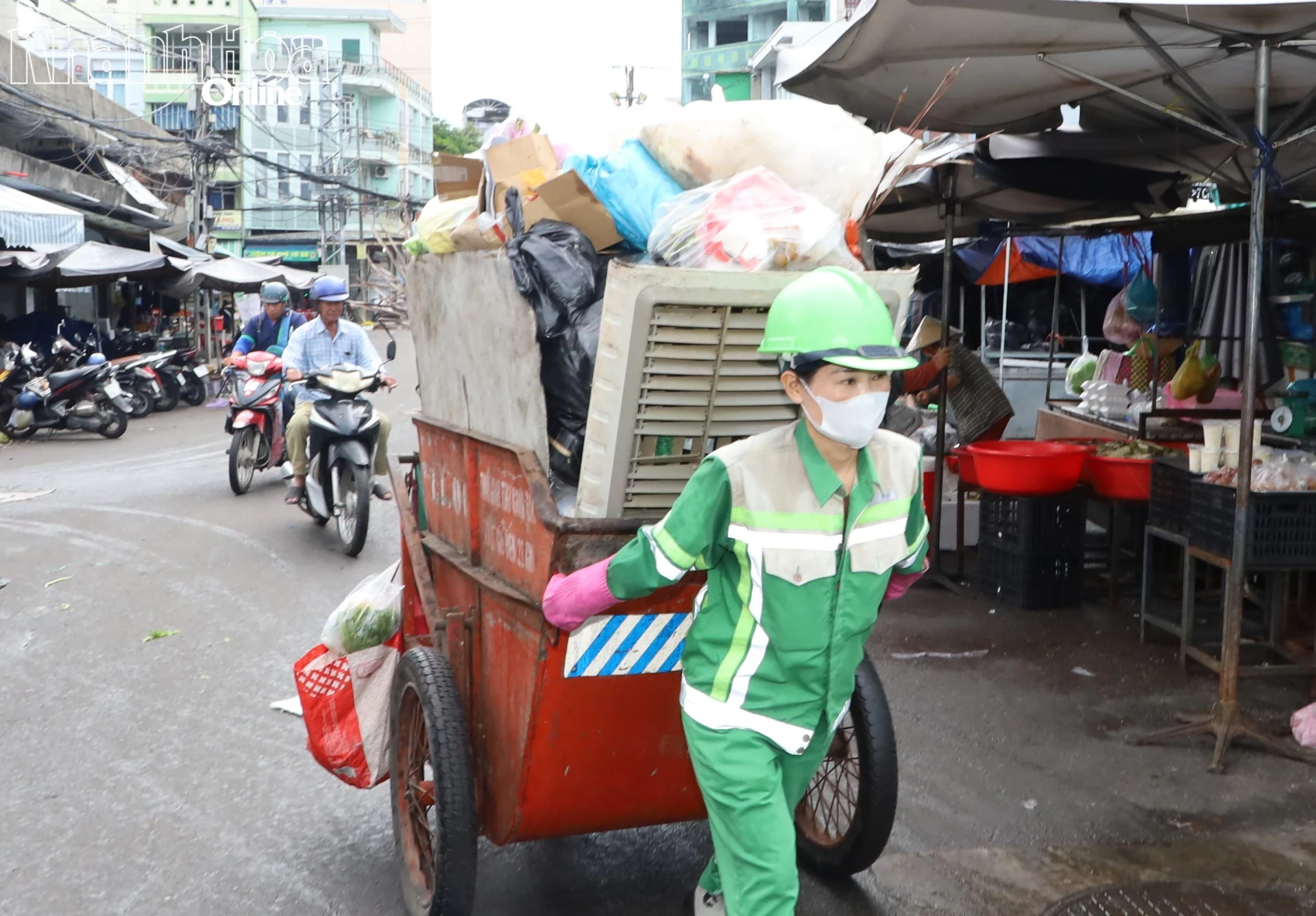 Chị Nguyễn Thị Thúy Vi kéo những xe rác nặng trĩu về điểm tập kết.