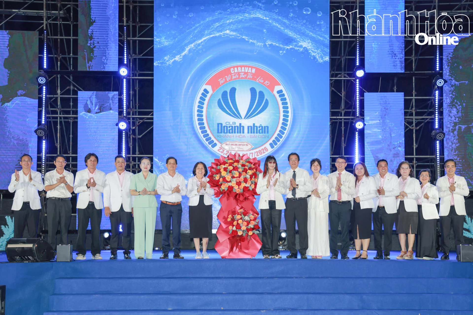 Các đồng chí lãnh đạo, nguyên lãnh đạo tỉnh tặng hoa chúc mừng các thành viên Câu lạc bộ doanh nhân Khánh Hòa – Sài Gòn nhân 10 năm chương trình Caravan “Trở về tuổi thơ tôi”.