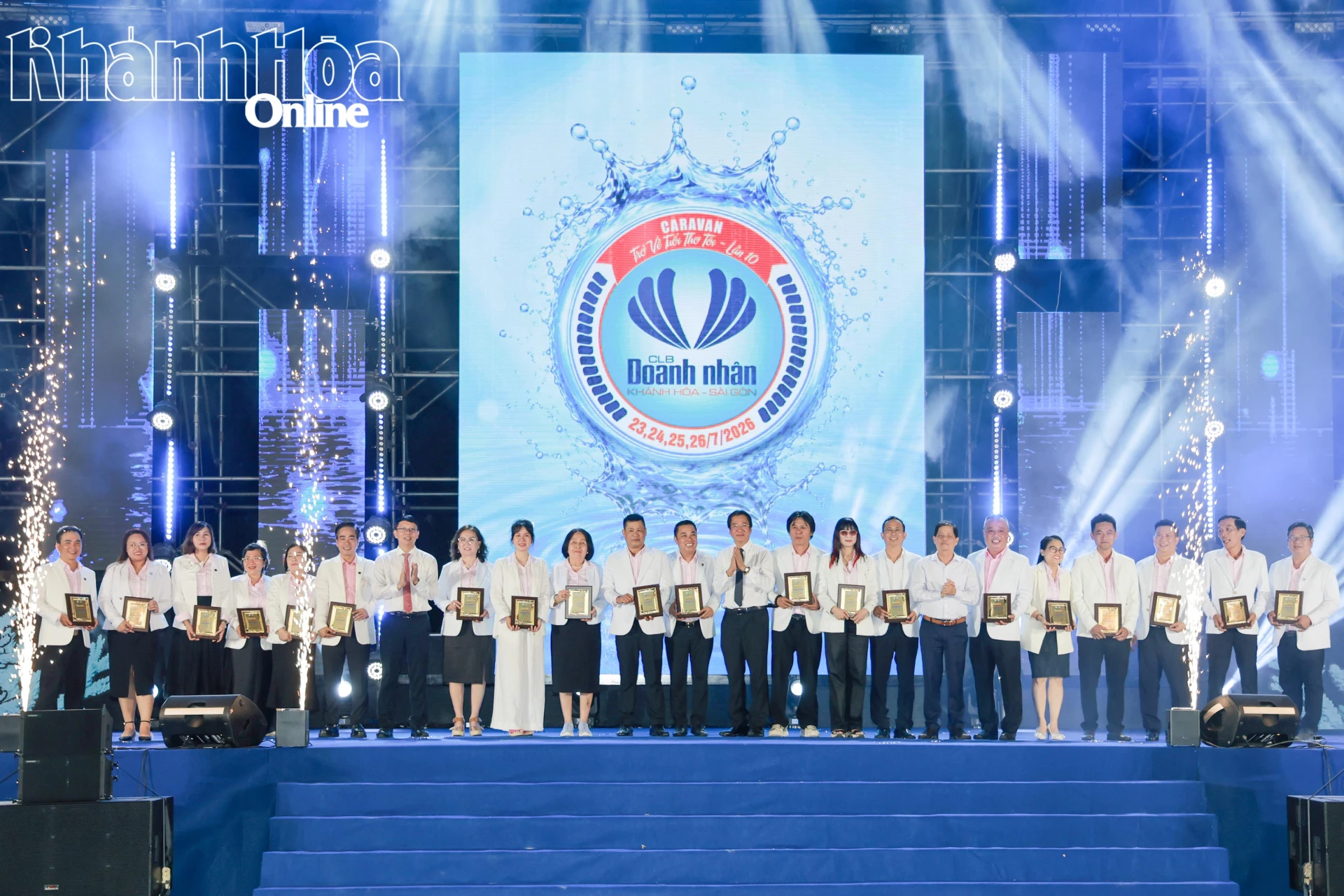 Các đồng chí lãnh đạo, nguyên lãnh đạo tỉnh trao biểu trưng tri ân đóng góp của các thành viên Câu lạc bộ doanh nhân Khánh Hòa – Sài Gòn.
