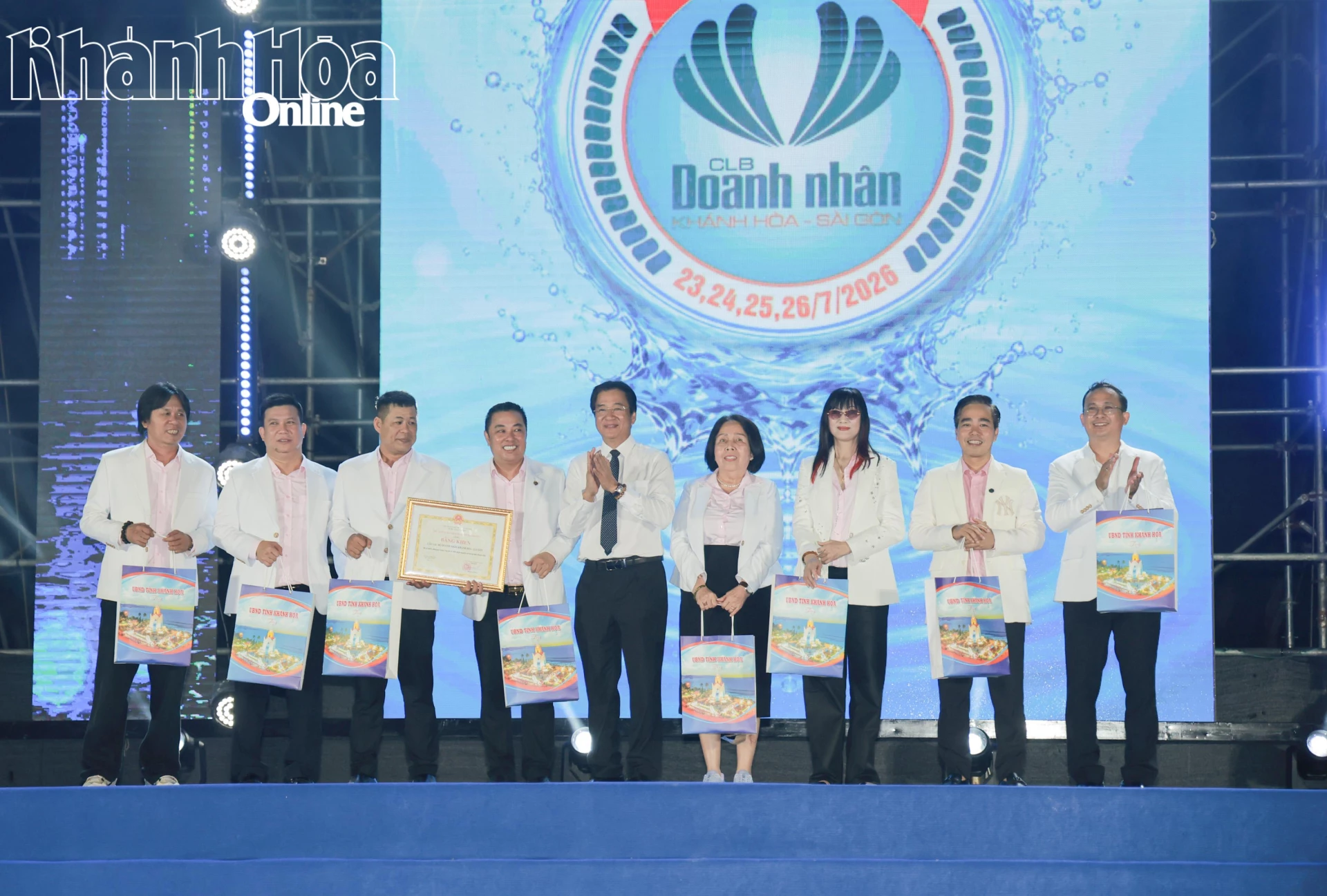 Đồng chí Nguyễn Long Biên trao bằng khen của UBND tỉnh và tặng quà đến các thành viên Câu lạc bộ doanh nhân Khánh Hòa – Sài Gòn.