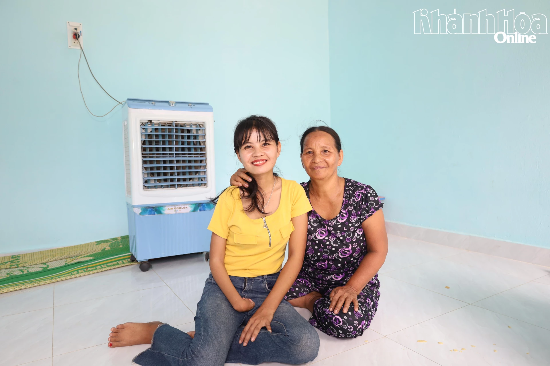 Chị Cao My Kẻ và mẹ vui mừng trong căn nhà mới vừa hoàn thiện.