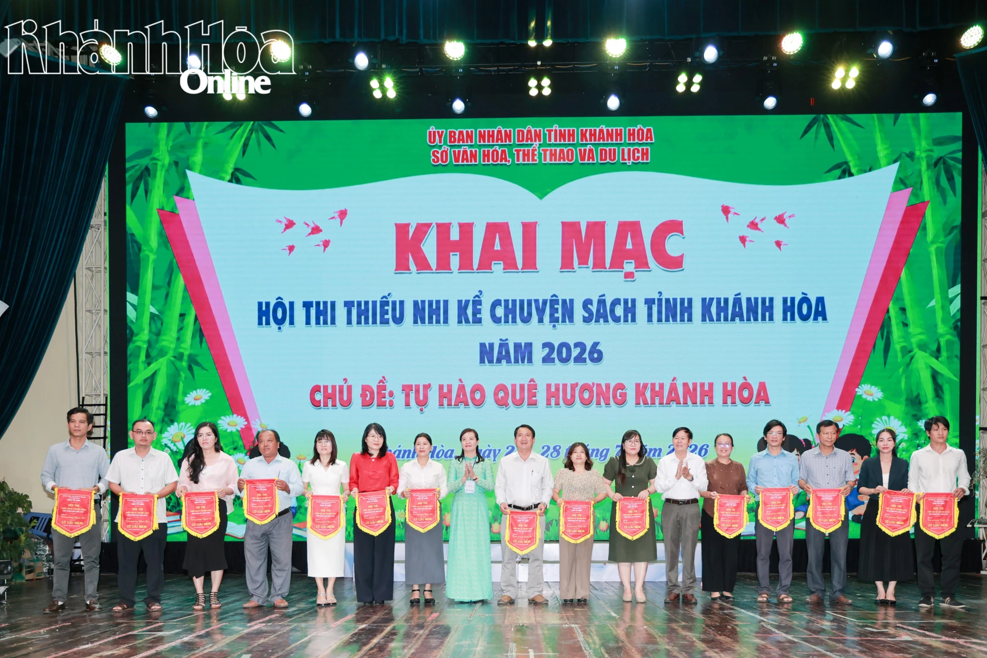 Đại diện Ban tổ chức hội thi trao cờ lưu niệm cho các đội tham gia.